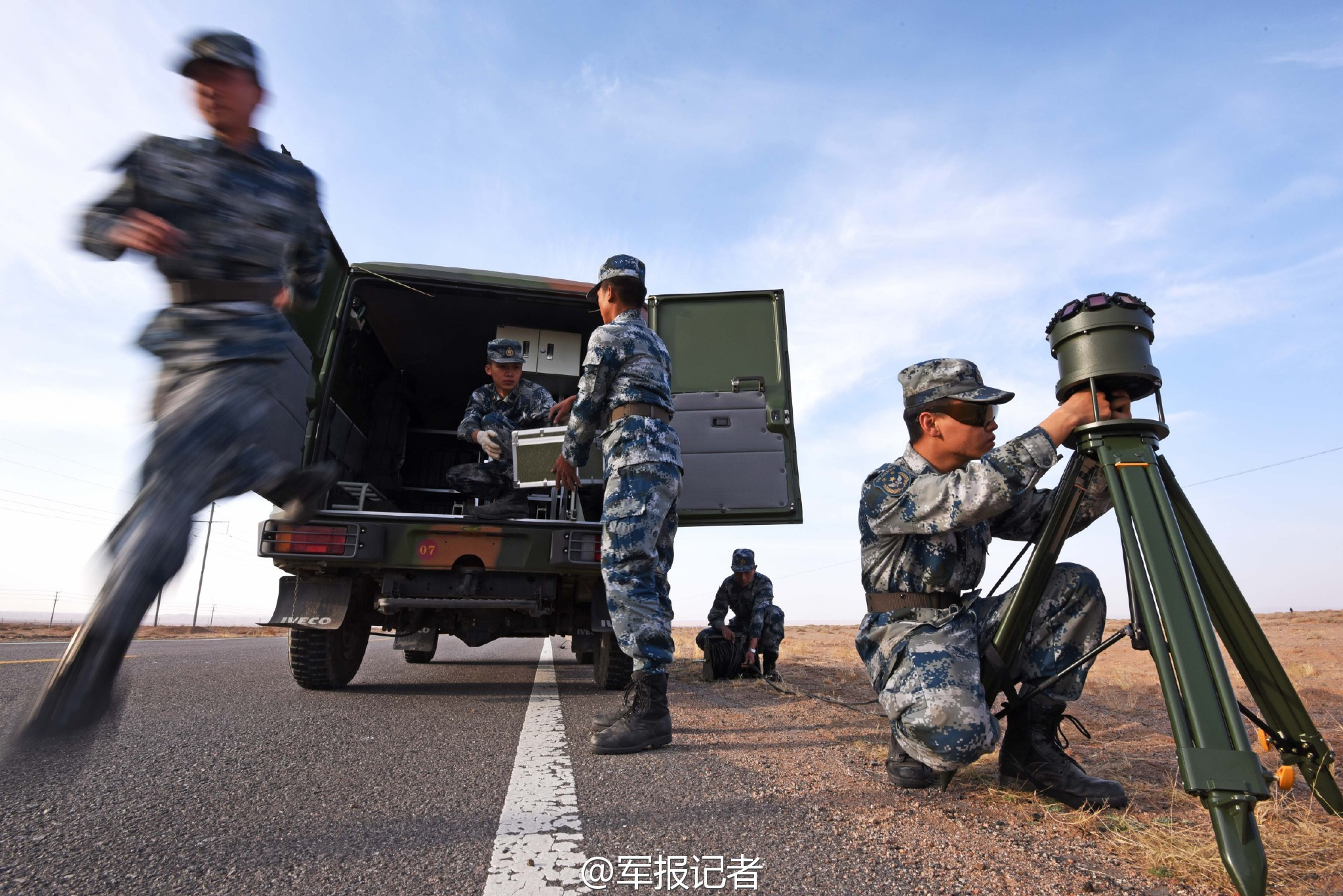 腾讯吃鸡手游光荣使命今日开启内测！每天6000名额，先到先得 